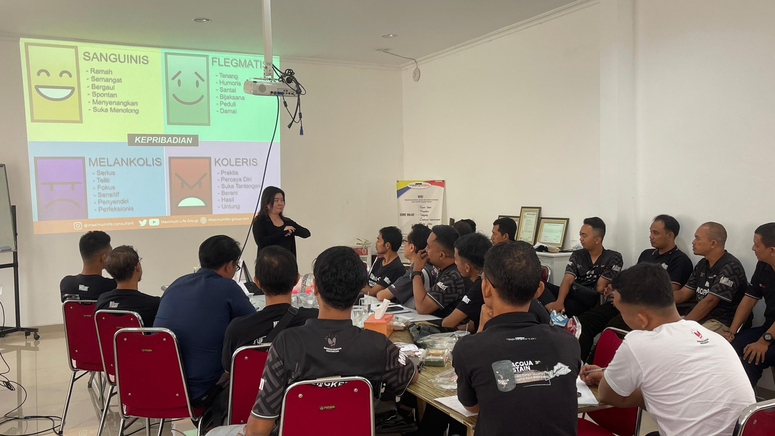 Kelompok karyawan berdiskusi aktif dalam sesi training soft skill di Semarang, fokus pada kolaborasi dan komunikasi yang efektif.