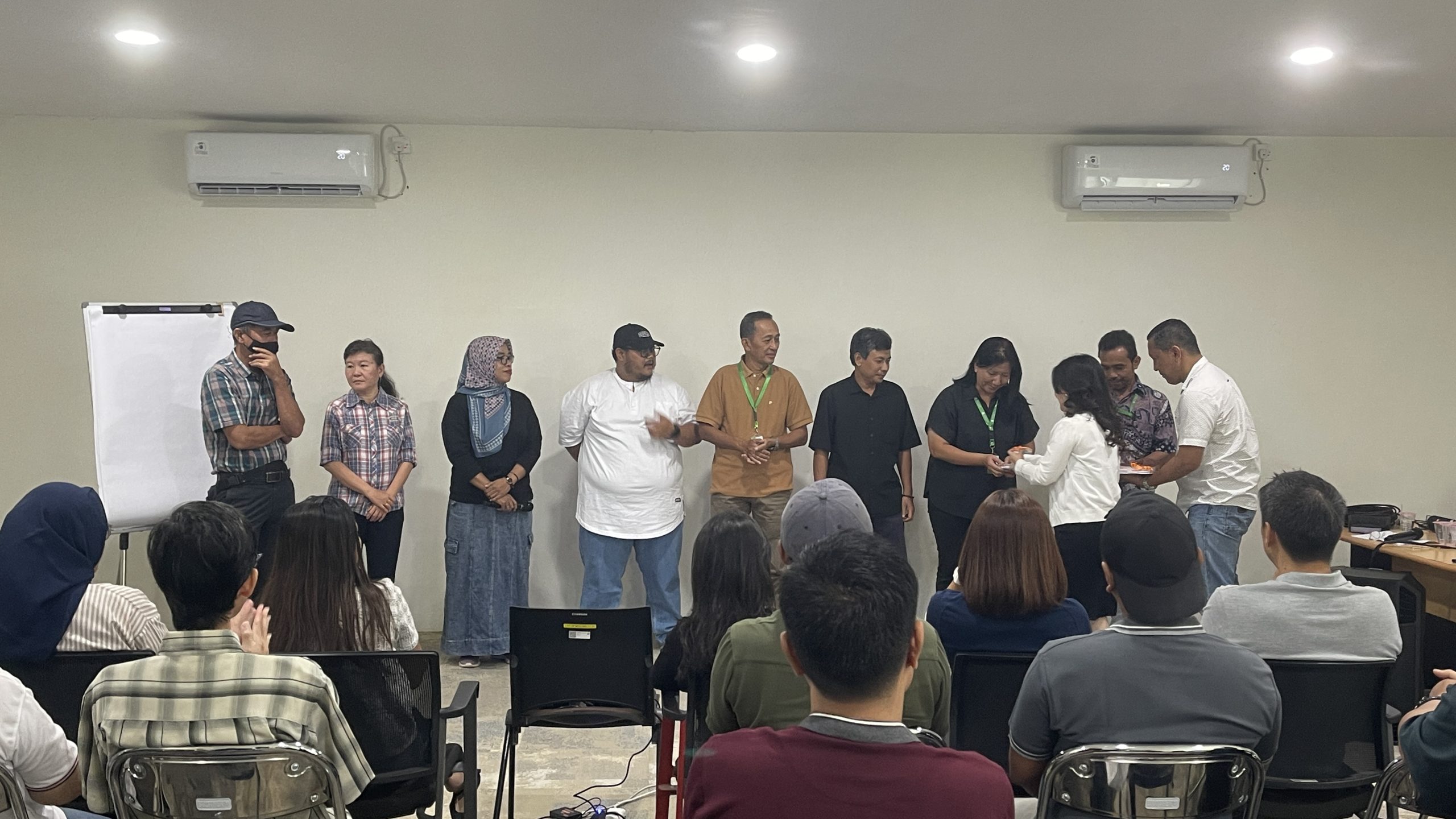 Kelompok karyawan berinteraksi aktif dalam sesi inhouse training di Semarang yang difasilitasi oleh trainer dari Maximum Life Group.