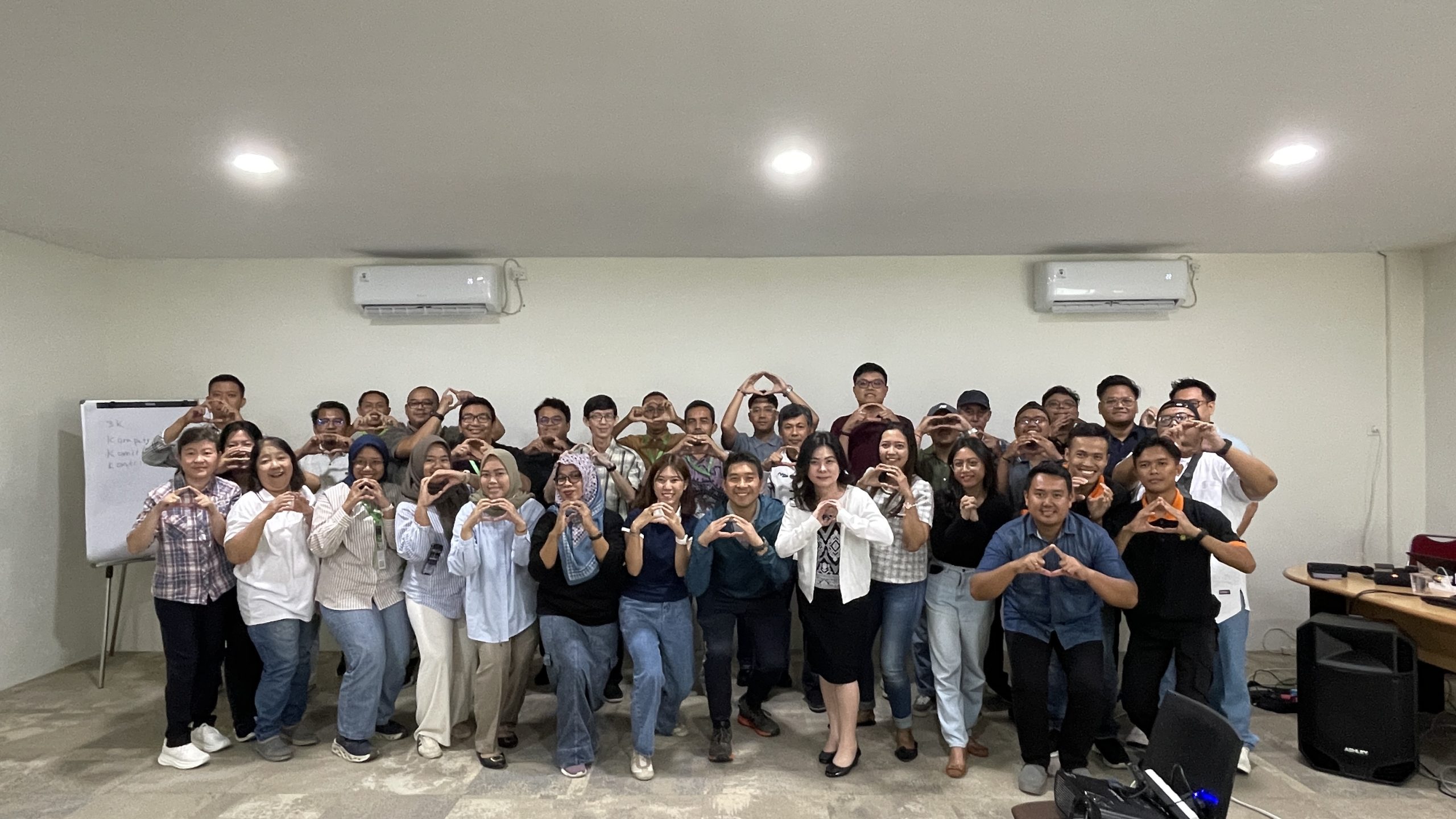 Di tengah pesatnya pertumbuhan ekonomi dan persaingan bisnis yang ketat, memiliki tim dengan kemampuan kepemimpinan yang mumpuni bukan lagi pilihan, melainkan keharusan. Untuk itulah, Maximum Life Group hadir sebagai penyedia layanan training leadership Semarang yang berfokus pada peningkatan skill manajerial, motivasi, dan produktivitas tim Anda. Kami tidak hanya sekadar memberikan pelatihan, tapi juga membangun pemimpin yang siap menghadapi tantangan masa depan.