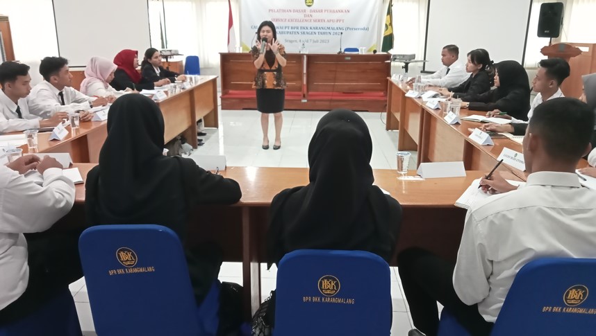 Karyawan berpartisipasi aktif dalam sesi pelatihan marketing Semarang, berdiskusi strategi penjualan dengan trainer dari Maximum Life Group.