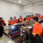 Seorang trainer profesional Semarang sedang menjelaskan strategi personal branding kepada peserta pelatihan di depan whiteboard