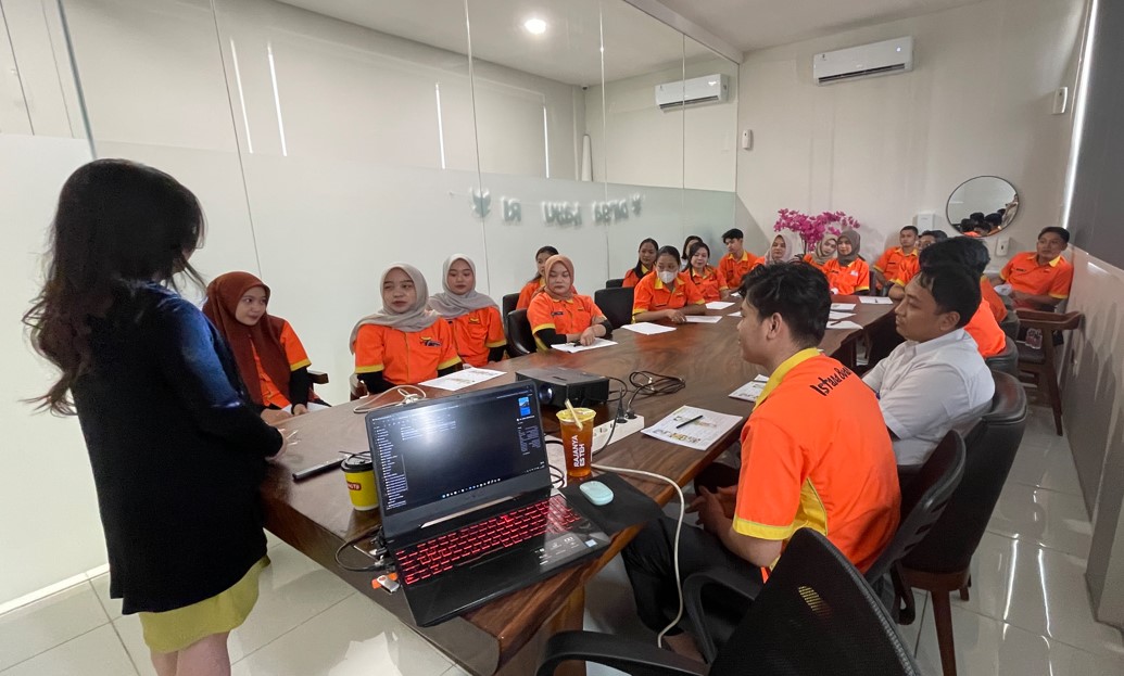 Seorang trainer profesional Semarang sedang menjelaskan strategi personal branding kepada peserta pelatihan di depan whiteboard
