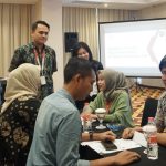 Peserta pelatihan negosiasi Semarang dari berbagai perusahaan sedang berdiskusi secara interaktif. Di depan, seorang trainer profesional memaparkan materi strategi negosiasi bisnis, sementara peserta terlihat antusias saat melakukan simulasi untuk mengasah soft skill mereka. Gambar ini mencerminkan suasana kursus negosiasi di Semarang yang energik dan fokus pada praktik langsung untuk mencapai win-win solution.