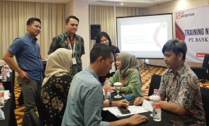 Peserta pelatihan negosiasi Semarang dari berbagai perusahaan sedang berdiskusi secara interaktif. Di depan, seorang trainer profesional memaparkan materi strategi negosiasi bisnis, sementara peserta terlihat antusias saat melakukan simulasi untuk mengasah soft skill mereka. Gambar ini mencerminkan suasana kursus negosiasi di Semarang yang energik dan fokus pada praktik langsung untuk mencapai win-win solution.