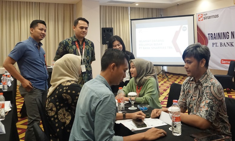 Peserta pelatihan negosiasi Semarang dari berbagai perusahaan sedang berdiskusi secara interaktif. Di depan, seorang trainer profesional memaparkan materi strategi negosiasi bisnis, sementara peserta terlihat antusias saat melakukan simulasi untuk mengasah soft skill mereka. Gambar ini mencerminkan suasana kursus negosiasi di Semarang yang energik dan fokus pada praktik langsung untuk mencapai win-win solution.