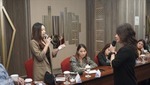 Seorang trainer profesional memberikan pelatihan public speaking Semarang, membimbing peserta untuk berbicara di depan umum dengan percaya diri.