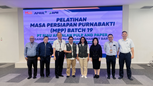 Pemateri Maximum Life Group menyampaikan materi masa persiapan pensiun kepada peserta RAPP di Pekanbaru