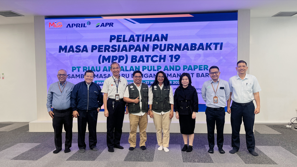 Pemateri Maximum Life Group menyampaikan materi masa persiapan pensiun kepada peserta RAPP di Pekanbaru MPP Training Batam Training Pensiun Dumai Pelatihan Pensiun Riau Training MPP Kepulauan Riau Pelatihan Purnabakti Batam Training Pensiun Pekanbaru Pelatihan Pensiun Siak MPP Training Riau Pelatihan Pensiun Bengkalis Training MPP Tanjung Pinang Pelatihan Purnabakti Dumai Training Pensiun Bintan Pelatihan Pensiun Karimun Training MPP Lingga Pelatihan Purnabakti Rokan Hilir Training Pensiun Pelalawan Pelatihan Pensiun Indragiri Hilir Training MPP Kampar Pelatihan Pensiun Kuantan Singingi Training Pensiun Rokan Hulu