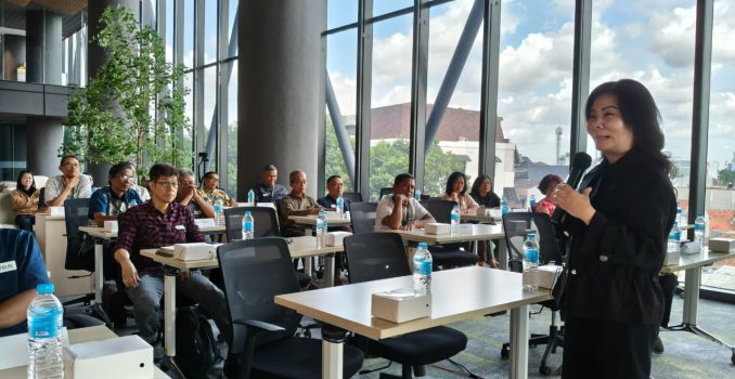 training sdm perusahaan dalam program human capital development untuk meningkatkan kompetensi karyawan melalui corporate training dan leadership development di lingkungan profesional